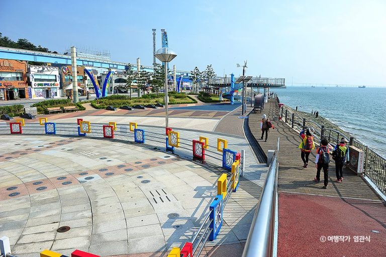 Wolmi Culture Street & Moonlight Music Fountain (월미문화의거리 & 달빛음악분수)