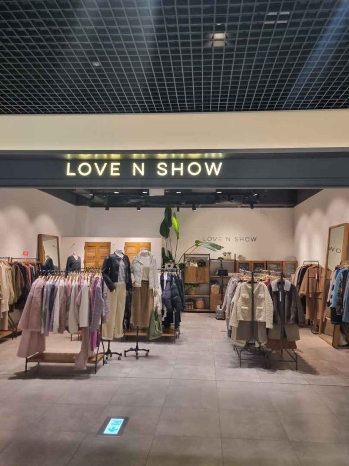 Love N Show – Hyundai Outlets Dongdaemun Branch [Tax Refund Shop](러브앤쇼 현대아울렛 동대문점)