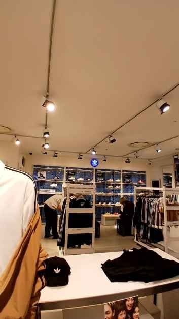 adidas Originals LOTTE Department Store Konkuk Univ. Star City Branch [Tax Refund Shop](아디다스오리지널스 롯데백화점 건대스타시티점)