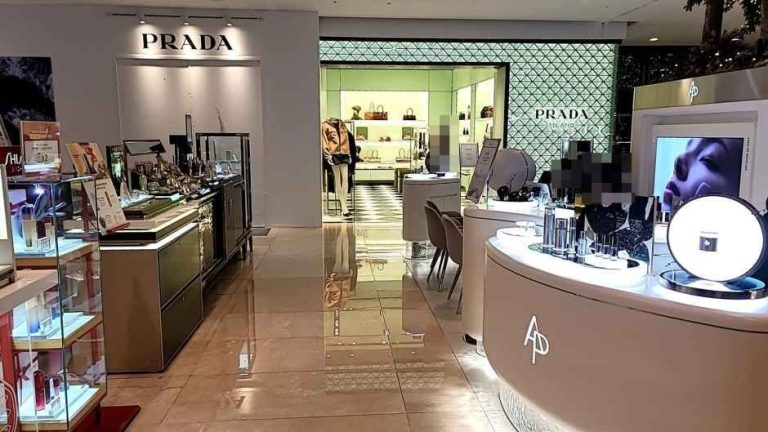 Prada – Hyundai Department Store Apgujeong Main Branch [Tax Refund Shop](프라다 현대백화점 압구정본점)