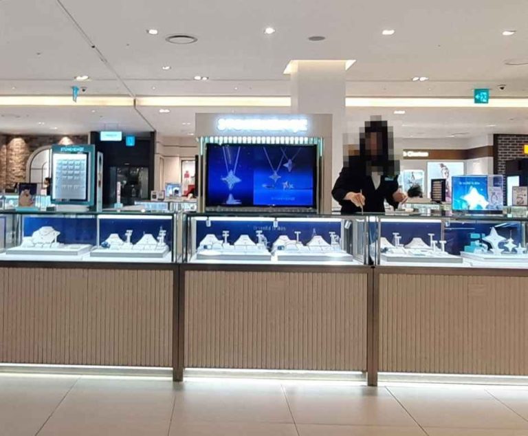 Stonehenge – Hyundai Department Store Sinchon Branch [Tax Refund Shop](스톤헨지 현대백화점 신촌점)