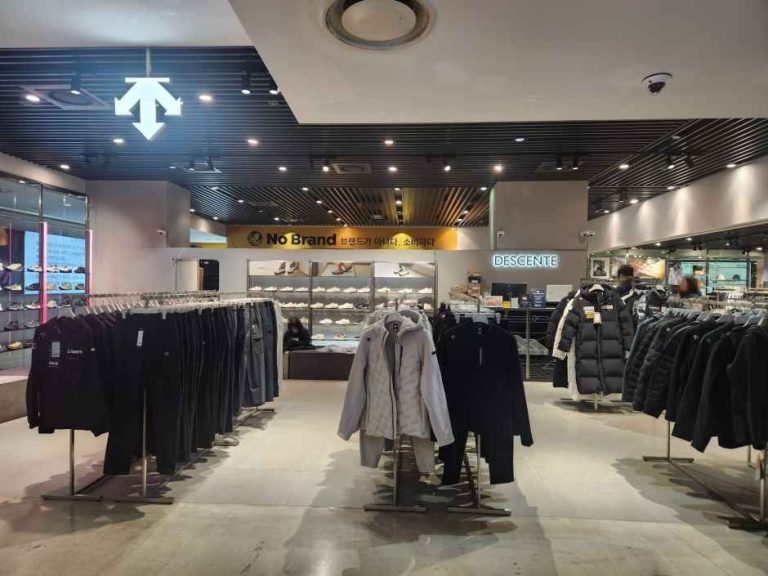 Descente – Mario Outlet Building 3 Branch [Tax Refund Shop] (데상트 마리오아울렛 3관점)