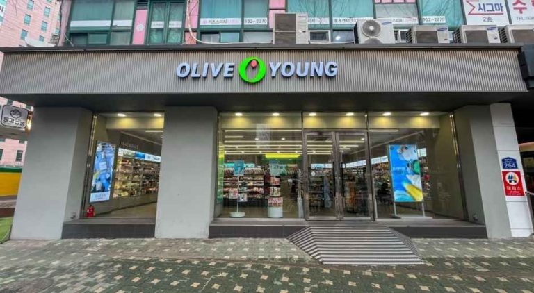 Olive Young Eunhaeng Sageori Branch [Tax Refund Shop](올리브영 은행사거리점)