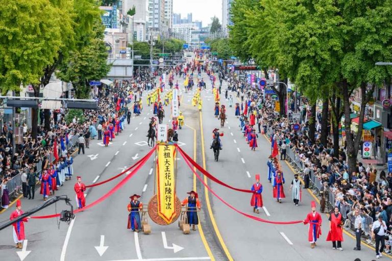 King Jeongjo’s Royal Parade (정조대왕 능행차 공동재현)