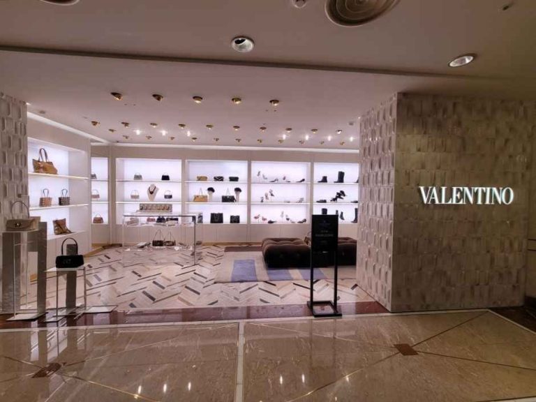 Valentino – Galleria Department Store Luxury Hall East [Tax Refund Shop](발렌티노 갤러리아백화점 명품관 EAST점)