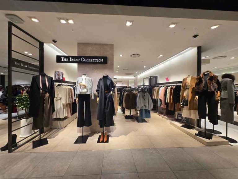 THE IZZAT COLLECTION – Hyundai Outlets Garden Five Branch [Tax Refund Shop](아이잗컬렉션 현대아울렛 가든파이브점)