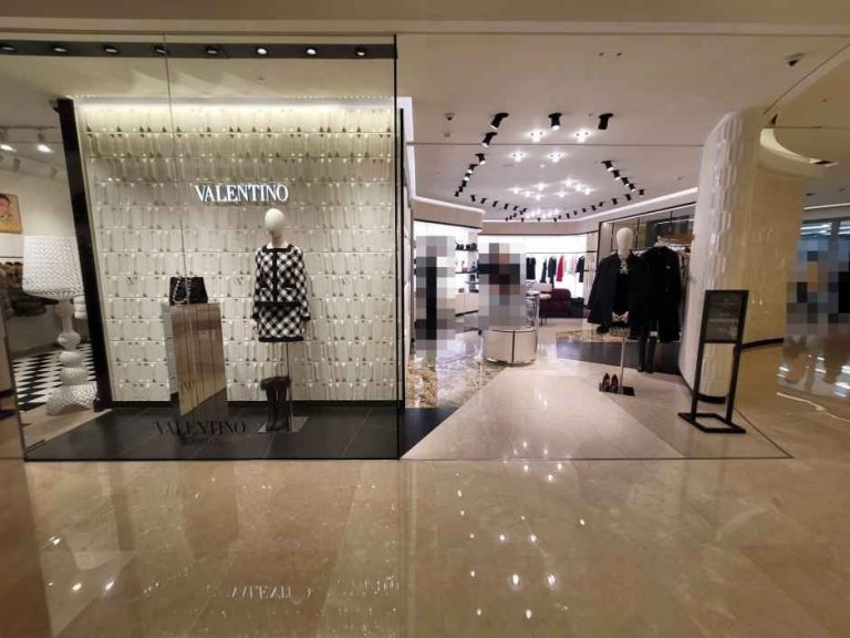 Valentino – Hyundai Department Store Apgujeong Main Branch [Tax Refund Shop](발렌티노 현대백화점 압구정본점)
