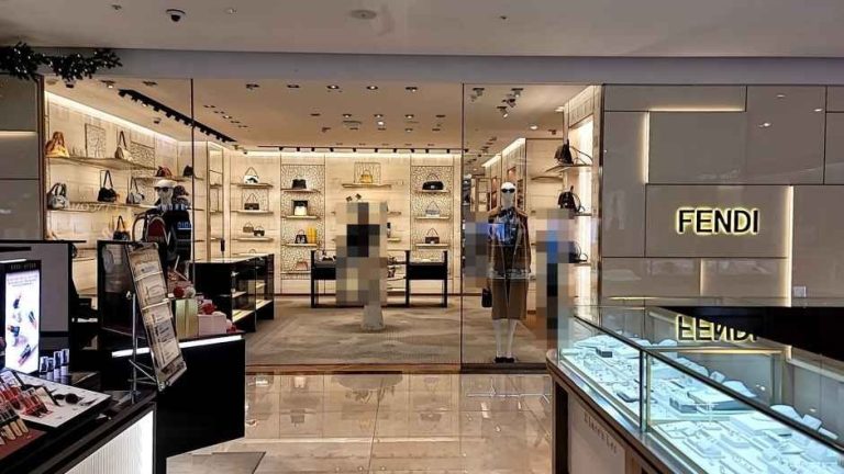 Fendi – Hyundai Department Store Apgujeong Main Branch [Tax Refund Shop](펜디 현대백화점 압구정본점)