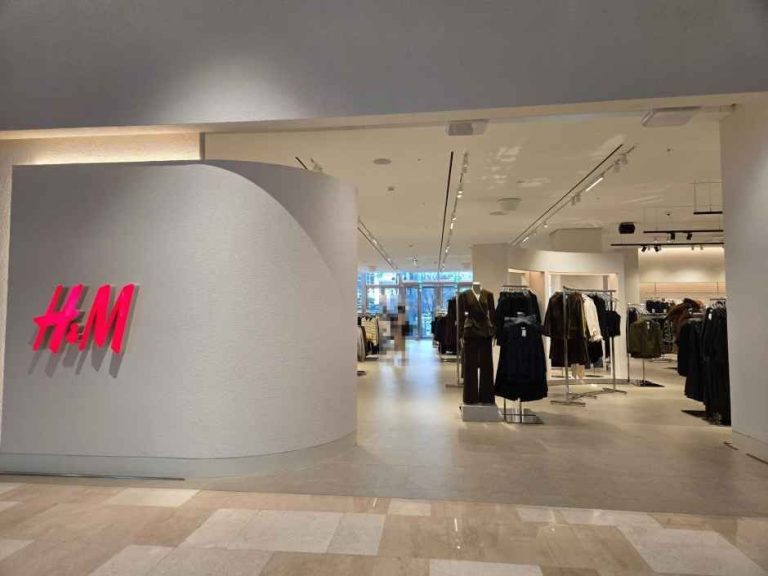 H&M – Lotte World Mall  [Tax Refund Shop](H&M 롯데월드몰점)