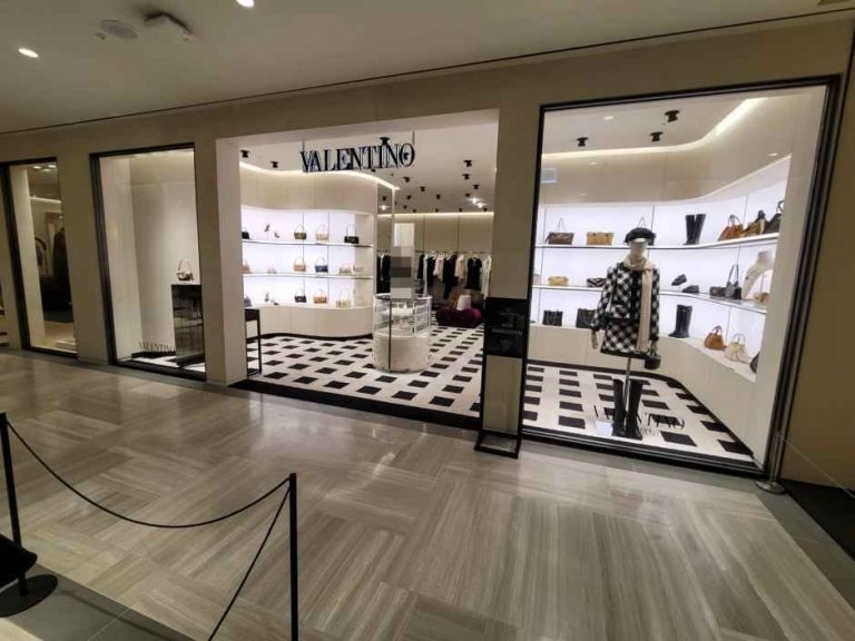 Valentino – Shinsegae Department Store Gangnam Branch [Tax Refund Shop](발렌티노 신세계백화점 강남점)