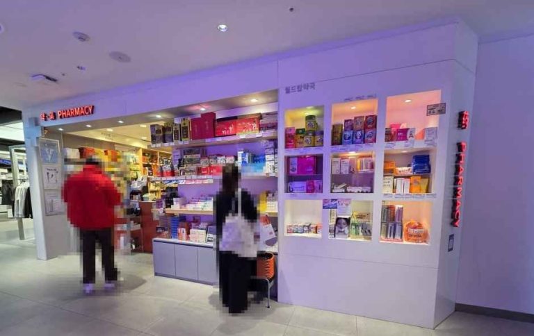 World Top Pharmacy – Lotte Department Store Main Branch [Tax Refund Shop](월드탑약국 롯데백화점 본점)