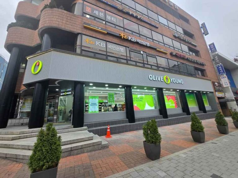 Olive Young – Hak-dong Station Branch [Tax Refund Shop] (올리브영 학동역점)