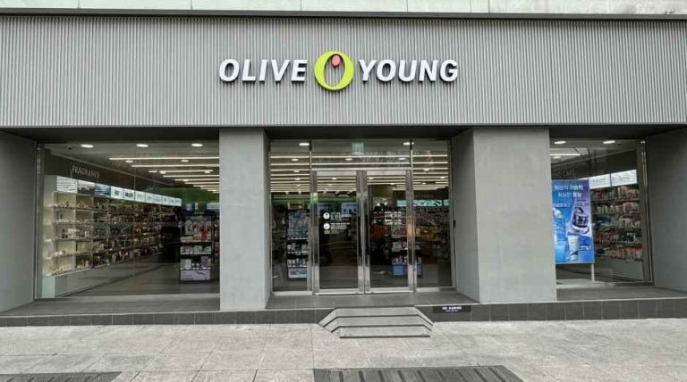 Olive Young – Apgujeong Station Branch [Tax Refund Shop] (올리브영 압구정역점)