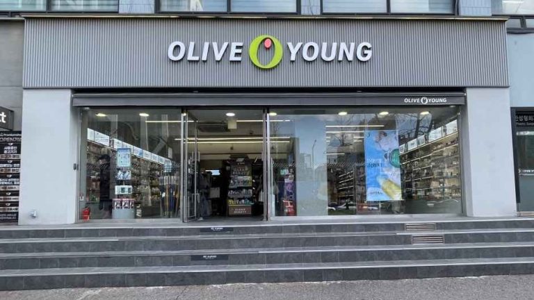 Olive Young – Sinsa Branch [Tax Refund Shop] (올리브영 신사점)