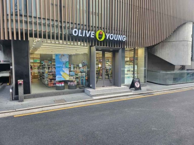 Olive Young – Cheongdam Sageori Branch [Tax Refund Shop] (올리브영 청담사거리점)