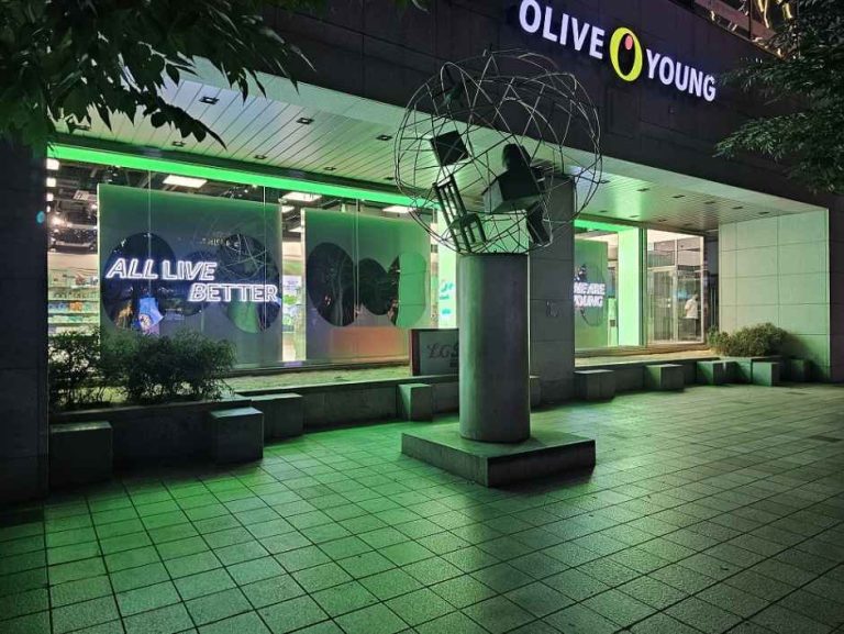 Olive Young – Hongik Univ. Station Branch [Tax Refund Shop] (올리브영 홍대입구역점)