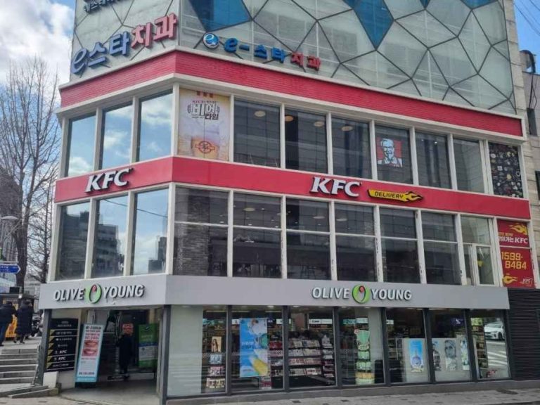 Olive Young – Sinchon Station Branch [Tax Refund Shop] (올리브영 신촌역점)