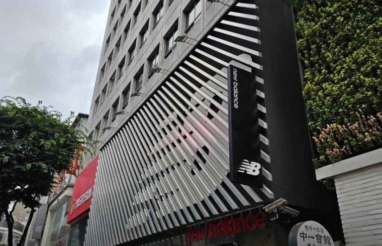 New Balance Myeongdong Branch[Tax Refund Shop](뉴발란스 명동점)