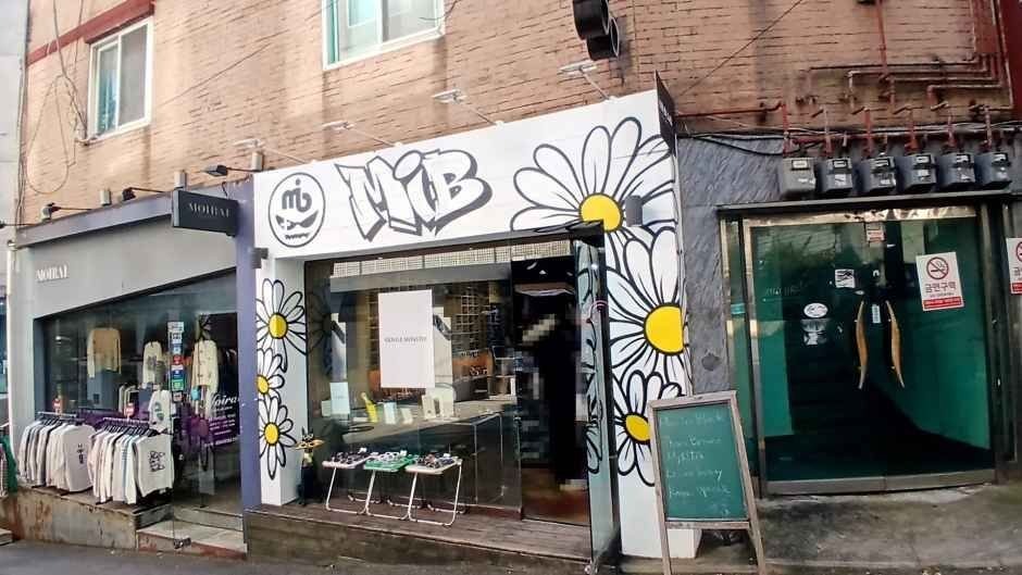 Itaewon Man in Black Eyewear [Tax Refund Shop](이태원맨인블랙안경원)