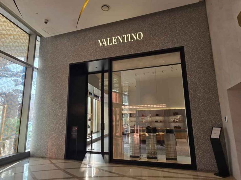 Valentino – LOTTE Department Store Jamsil Avenuel Branch (1F) [Tax Refund Shop](발렌티노 롯데백화점 잠실 에비뉴엘점)