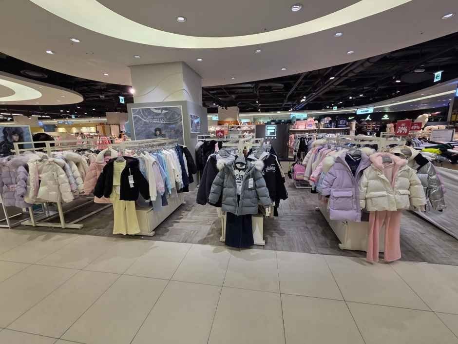 Fila Kids – Hyundai Outlet Dongdaemun [Tax Refund Shop](휠라키즈 현대아울렛 동대문점)
