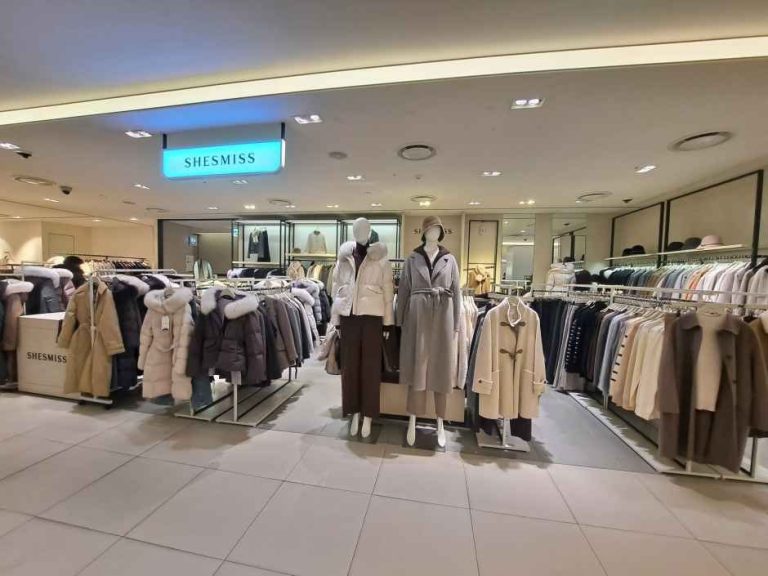 Shesmiss – Hyundai Outlets Dongdaemun Branch [Tax Refund Shop](쉬즈미스 현대아울렛 동대문점)