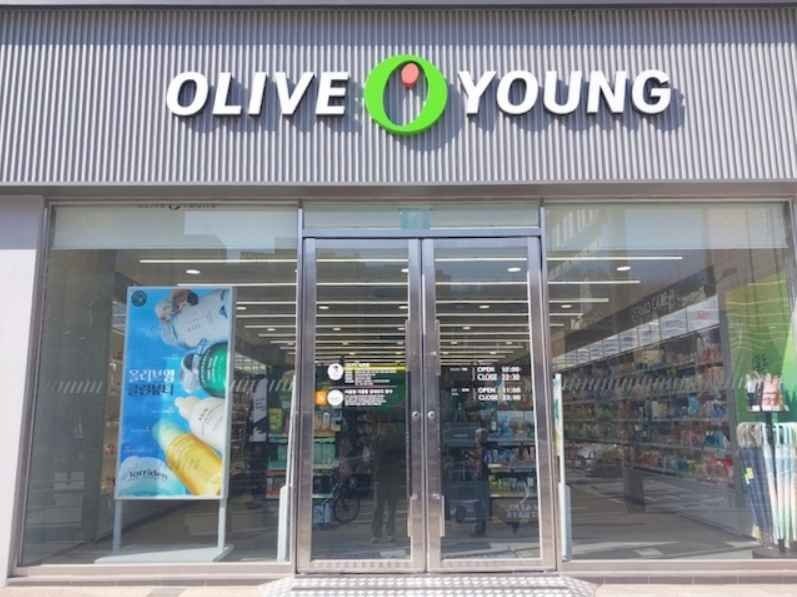 Olive Young – Sinchondaero Branch [Tax Refund Shop](올리브영 신촌대로점)