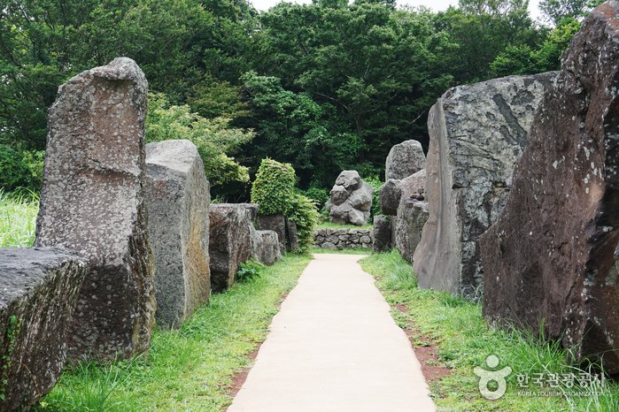 Jeju Stone Park (제주돌문화공원)
