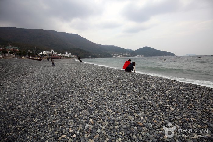 Hakdong Mongdol Beach (학동흑진주몽돌해변)
