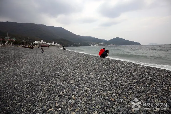 Hakdong Mongdol Beach (학동흑진주몽돌해변)