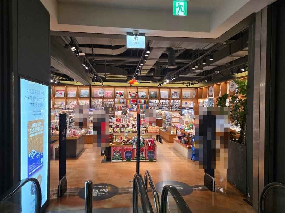 Kyobo Book Centre Hyundai Department Store Pangyo Branch [Tax Refund Shop](교보문고 현대백화점 판교점)