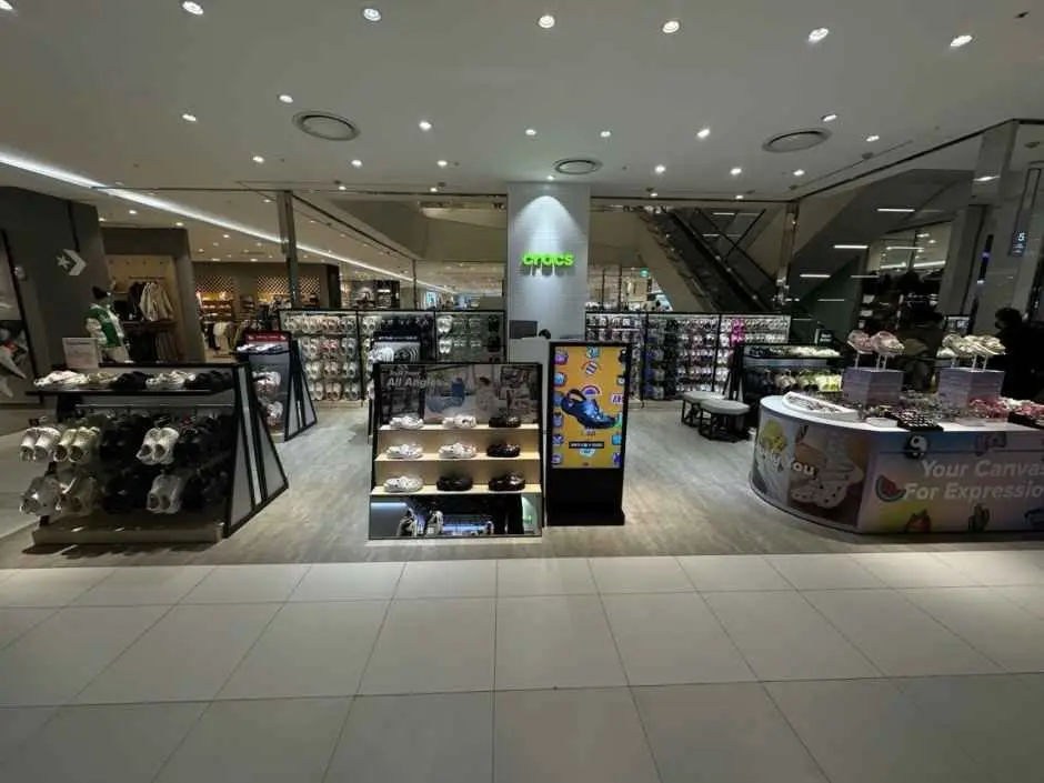 Crocs – Lotte Department Store Pyeongchon Branch [Tax Refund Shop](크록스 롯데백화점 평촌점)