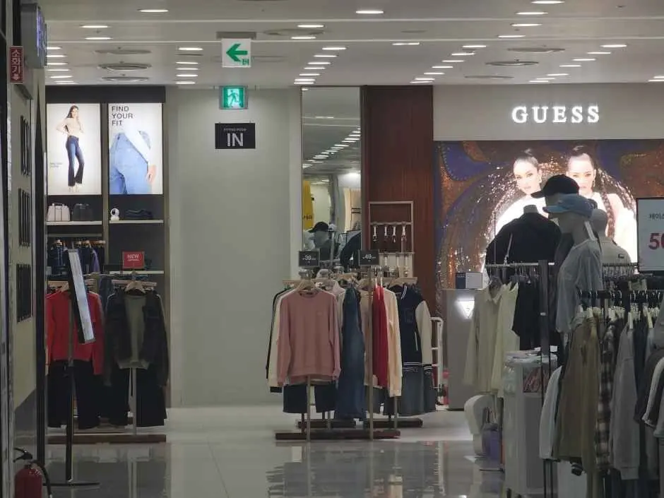 Guess – MODA Outlet Incheon Branch [Tax Refund Shop]  (게스 모다아울렛 인천점)(게스 모다 아울렛 인천점)