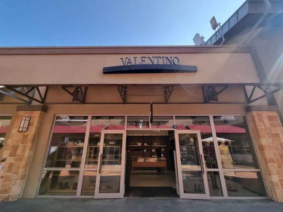 Valentino – Shinsegae Simon Premium Outlets Yeoju Branch [Tax Refund Shop](발렌티노 신세계사이먼프리미엄아울렛 여주점)
