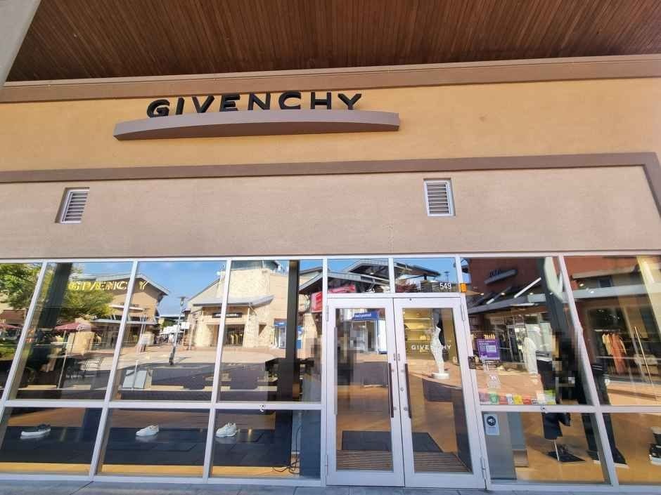 Givenchy – Shinsegae Simon Premium Outlets Yeoju Branch [Tax Refund Shop](지방시 신세계사이먼프리미엄아울렛 여주점)
