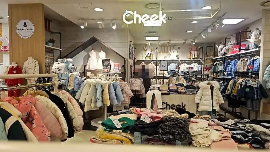 Cheek – Newcore Outlet Sanbon Branch [Tax Refund Shop](치크 뉴코아아울렛 산본점)