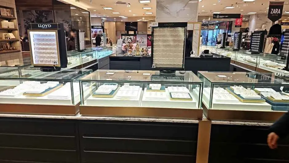 Lloyd – Newcore Outlets Pyeongchon Branch [Tax Refund Shop](로이드 뉴코아아울렛 평촌점)