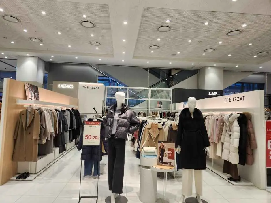 THE IZZAT COLLECTION LOTTE Mall Gwanggyo Branch [Tax Refund Shop](더아이잗컬렉션 롯데몰 광교점)