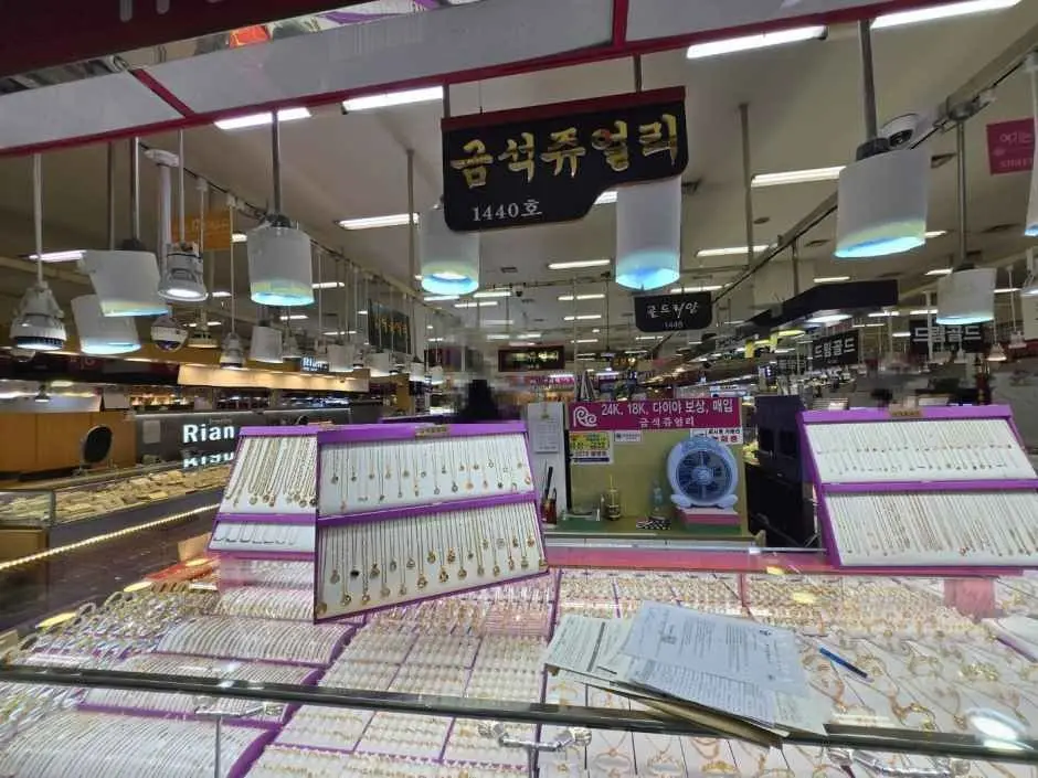 Geumseok Jewelry – Renecite Branch [Tax Refund Shop](금석쥬얼리 르네시떼점)