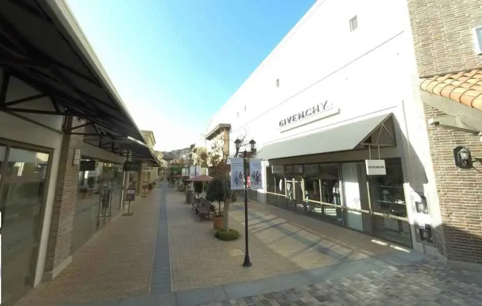 Descente Golf – Shinsegae Simon Premium Outlet Busan Branch [Tax Refund Shop] (데상트골프 신세계사이먼프리미엄아울렛 부산점)