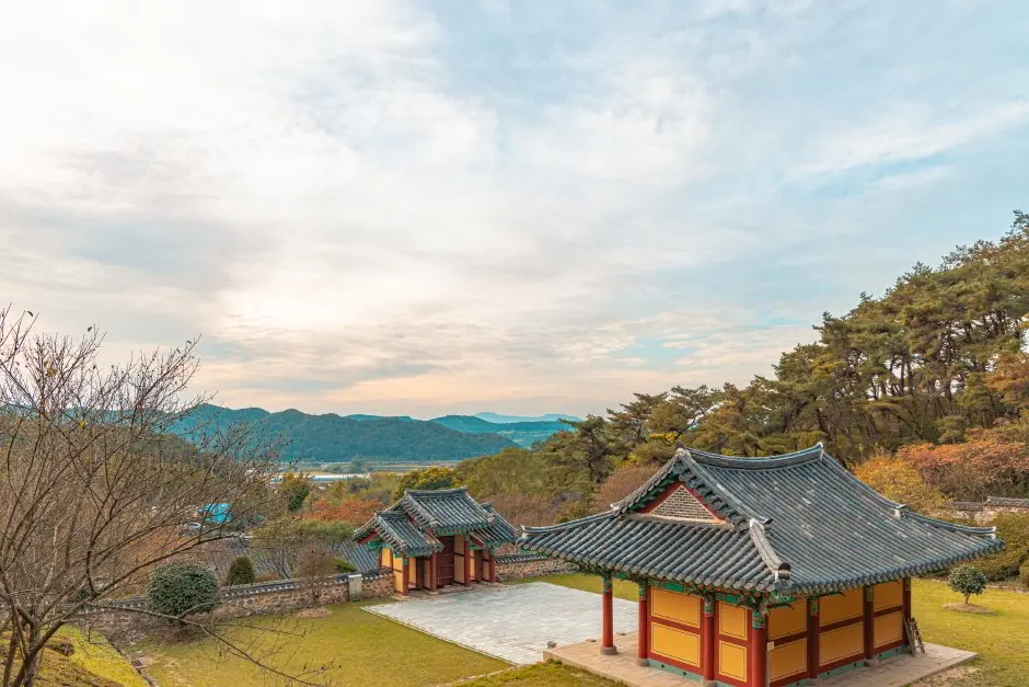 Wolbongseowon Confucian Academy (월봉서원)