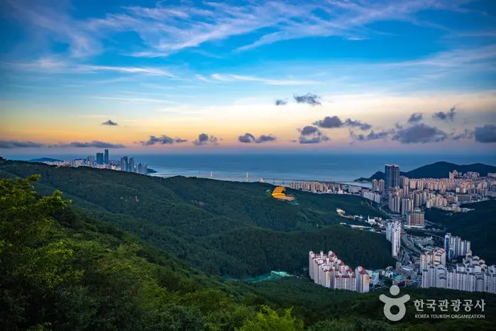 Hwangnyeongsan Mountain (황령산)