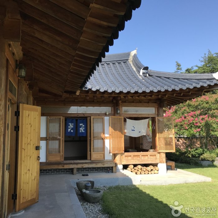 Dalbit Hanok Suryuhwagae (달빛한옥 수류화개)