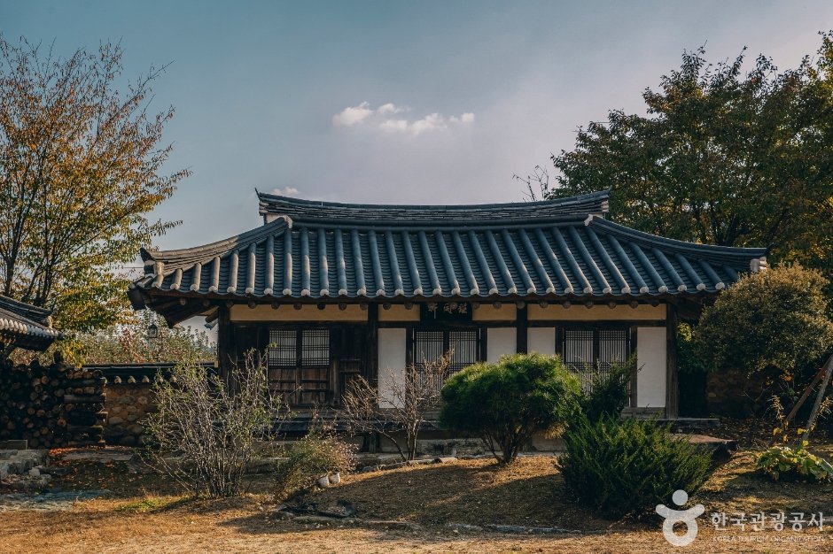 Gwonjinsadaek House (권진사댁)