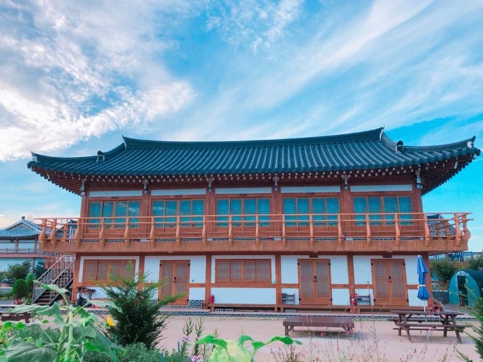 Gyeongju Oreung Hanok (경주오릉한옥)