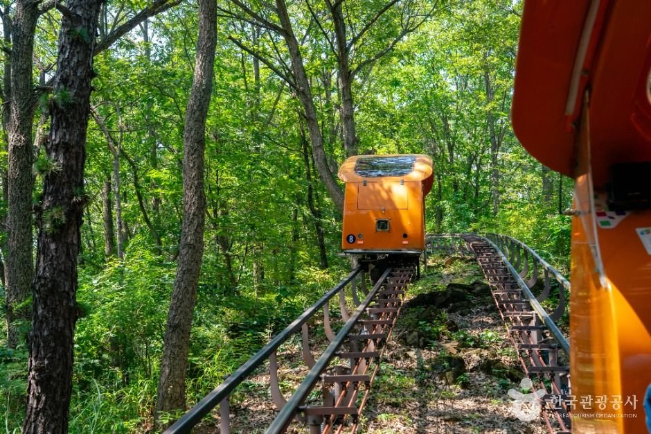 Cheongpungho Scenic Monorail (청풍호 관광모노레일)