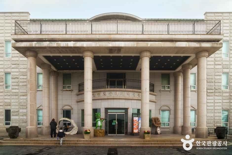 Anmyondo Jurassic Museum (안면도 쥬라기박물관)