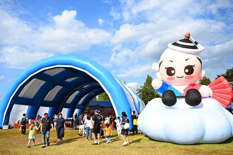 Anseong Namsadang Baudeogi Festival (안성맞춤 남사당 바우덕이축제)