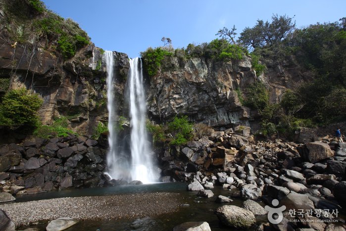 Jeongbangpokpo Falls (정방폭포)
