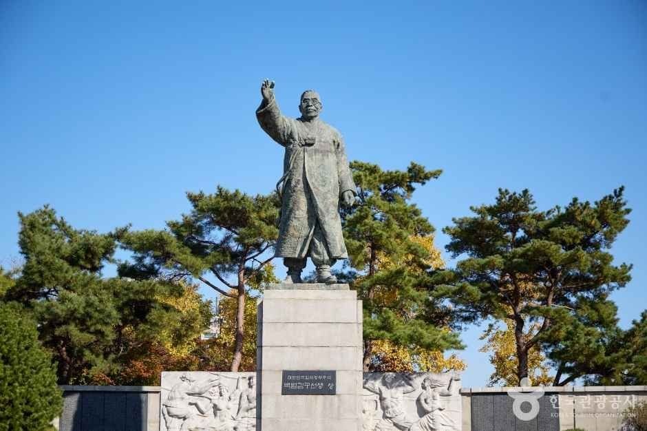 Baekbeom Kim Koo Statue (Baekbeom Plaza) (백범광장(백범 김구선생 동상))